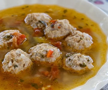 Traditional Roumanian Meatball Soup (Ciorbă de perişoare)